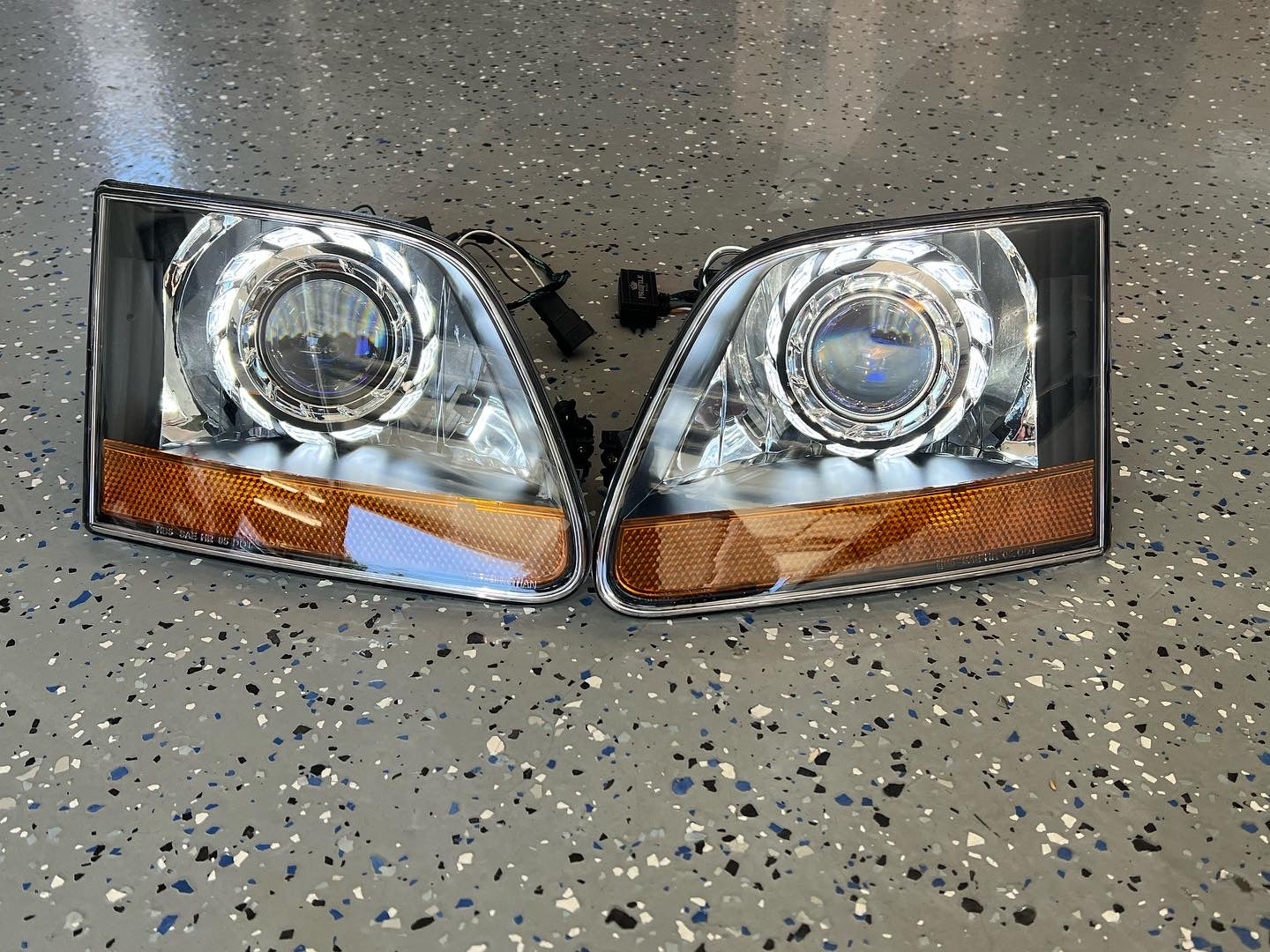 97-03 Ford F150/Expedition retrofit - Lightning Style HID/LED Projector